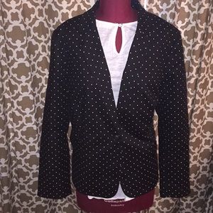 👩🏽‍💼Black and white blazer